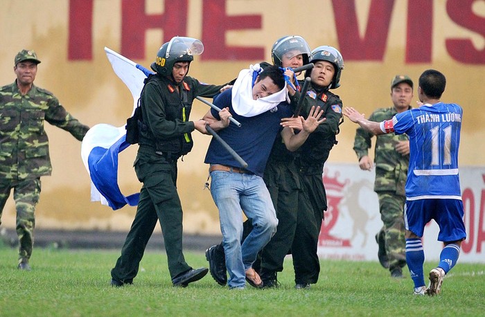 Bầu Kiên từng đích thân chạy xuống sân Ninh Bình về sự việc một CĐV CLB Hà Nội bị bắt vì cầm cờ CLB chạy xuống sân. (Ảnh VSI)